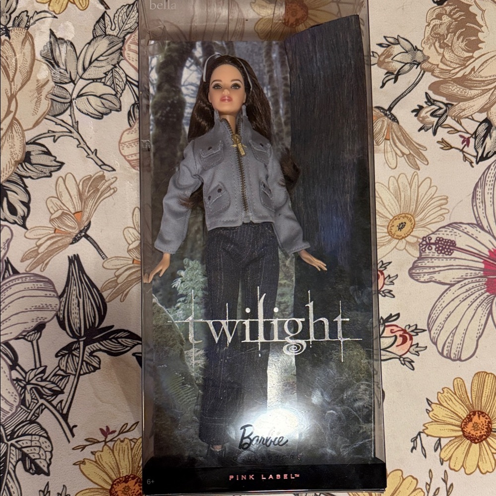 Mattel pink label Twilight Bella Doll - Gray Jacket, Black Pants
